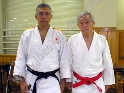 Con el maestro Ishiro Abe en el Kodokan de Tokio 102.jpg