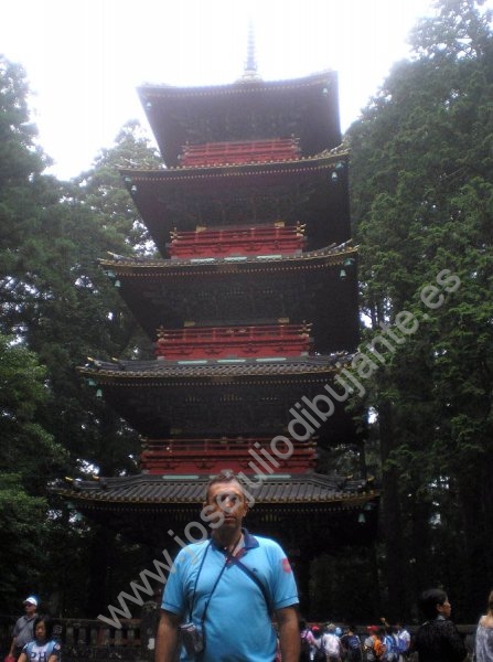 En Nikko Japn junto a Pagoda 2008.jpg
