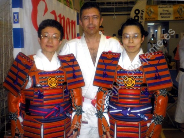 Con pareja japonesa campeona en Koshiki En Bruselas World Masters Judo Kata-08 .jpg