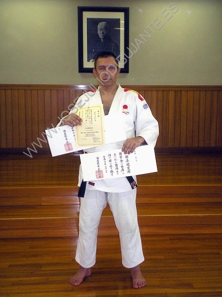 Con diplomas en Kodokan Tokio-2008.jpg