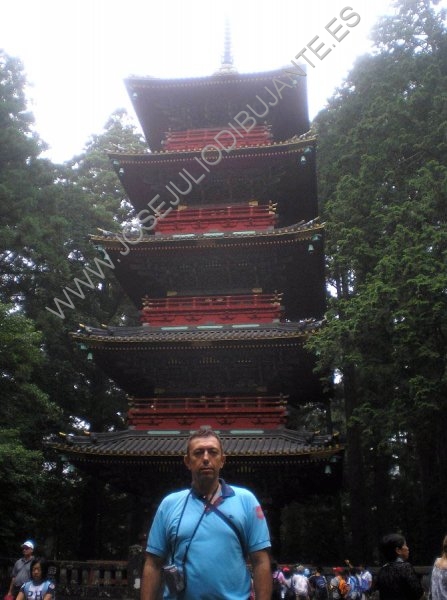 En Nikko Japn junto a Pagoda 2008.jpg