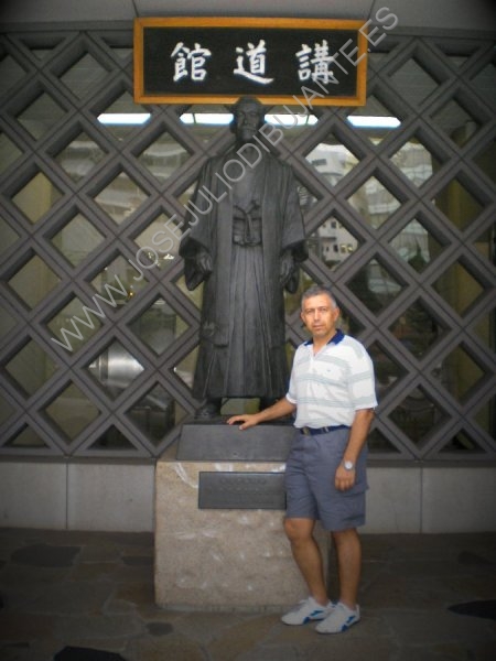 Entrada del Kodokan Estatua de Gigoro Kano 2007.jpg